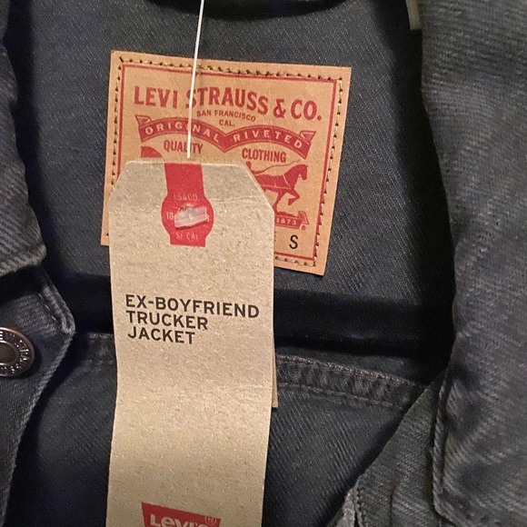 NWT Levi’s EX-BOYFRIEND HYBRID TRUCKER Black Jean Jacket with Sweatshirt Sleeves - Picture 5 of 9